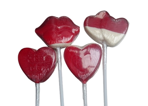 paletas de caramelo rojo con blanco en formas de corazon, labio y doble corazon